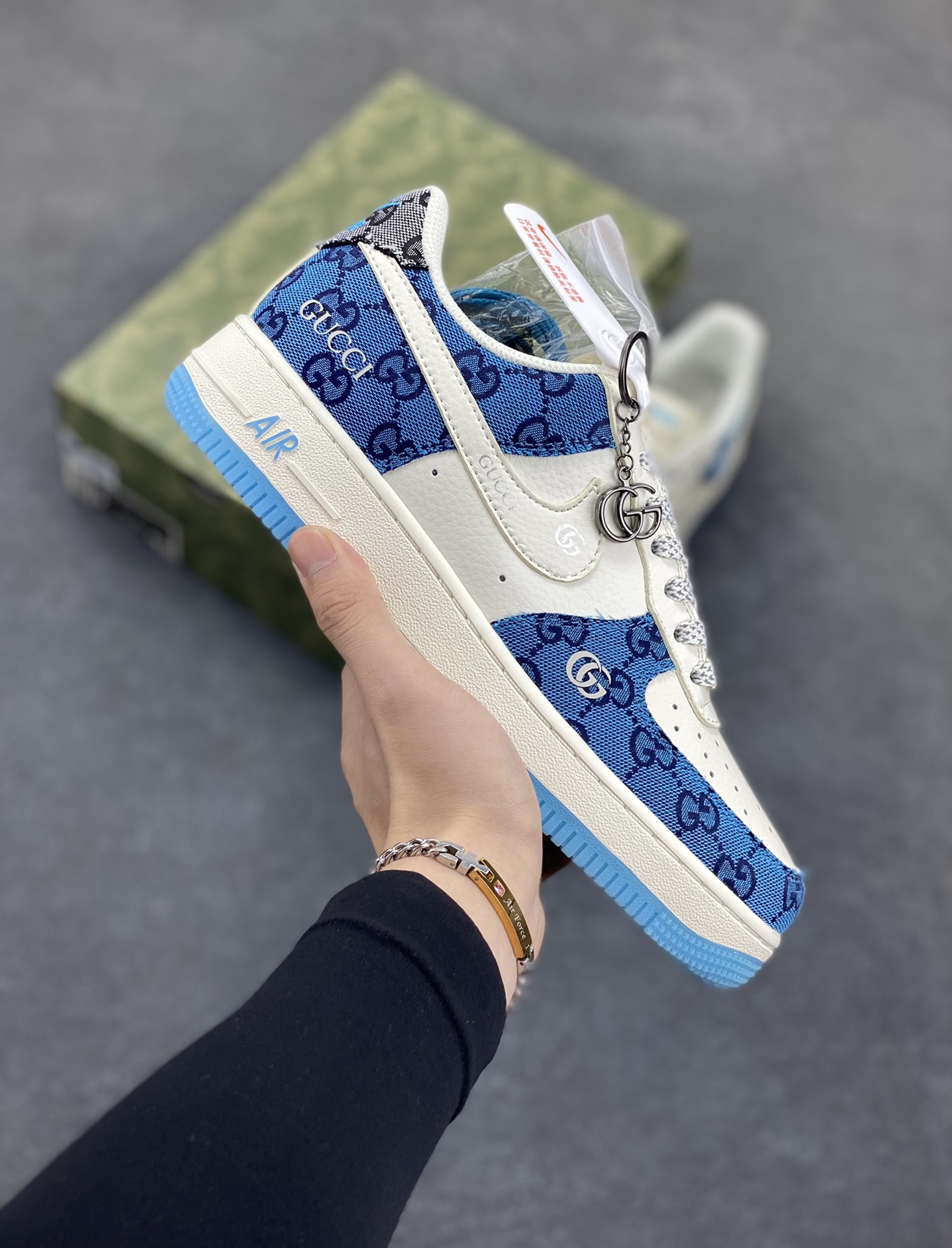NIke Air Force 1 \’07 Low “古驰联名–蓝花纹”空军一号 低帮 运动鞋 休闲鞋 折边针车 工艺难度大 原楦头原纸板 原装鞋盒 定制五金配件 内置全掌气垫 原厂鞋底 货号：BB9577-101 尺码：36 36.5 37.5 38 38.5 39 40 40.5 41 42 42.5 43 44 44.5 45-选品中心