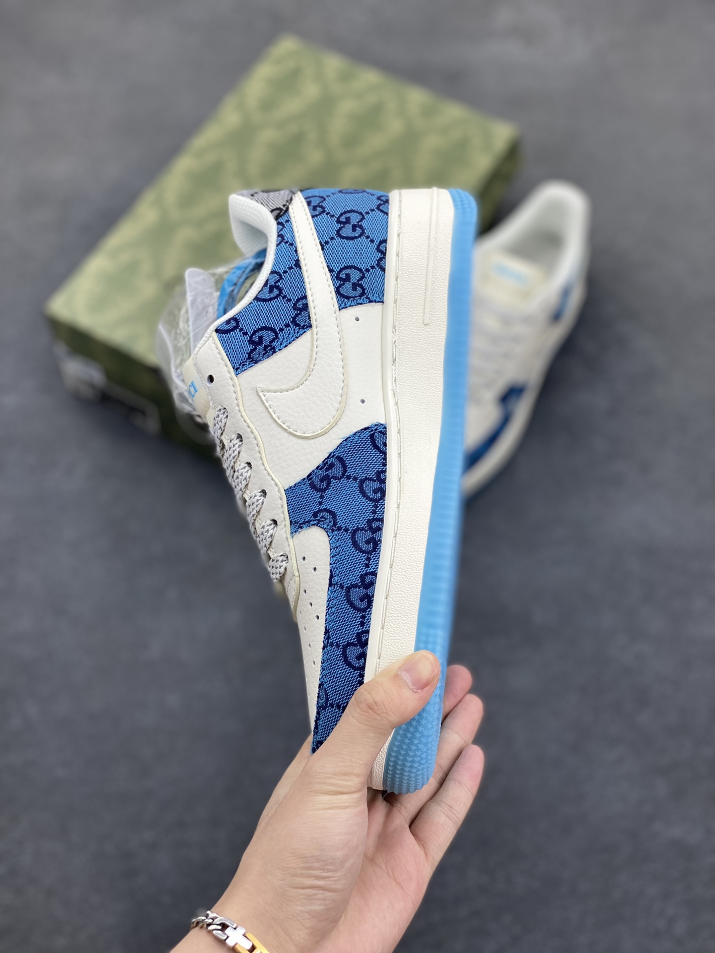 图片[3]-NIke Air Force 1 \’07 Low “古驰联名–蓝花纹”空军一号 低帮 运动鞋 休闲鞋 折边针车 工艺难度大 原楦头原纸板 原装鞋盒 定制五金配件 内置全掌气垫 原厂鞋底 货号：BB9577-101 尺码：36 36.5 37.5 38 38.5 39 40 40.5 41 42 42.5 43 44 44.5 45-选品中心