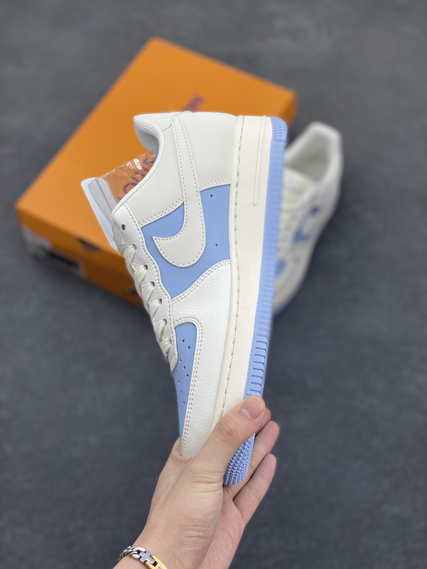 图片[3]-NIke Air Force 1 \’07 Low “LV联名–米白冰蓝”空军一号 低帮 运动鞋 休闲鞋 折边针车 工艺难度大 原楦头原纸板 原装鞋盒 定制五金配件 内置全掌气垫 原厂鞋底 货号：BB9599-203 尺码：36 36.5 37.5 38 38.5 39 40 40.5 41 42 42.5 43 44 44.5 45-选品中心