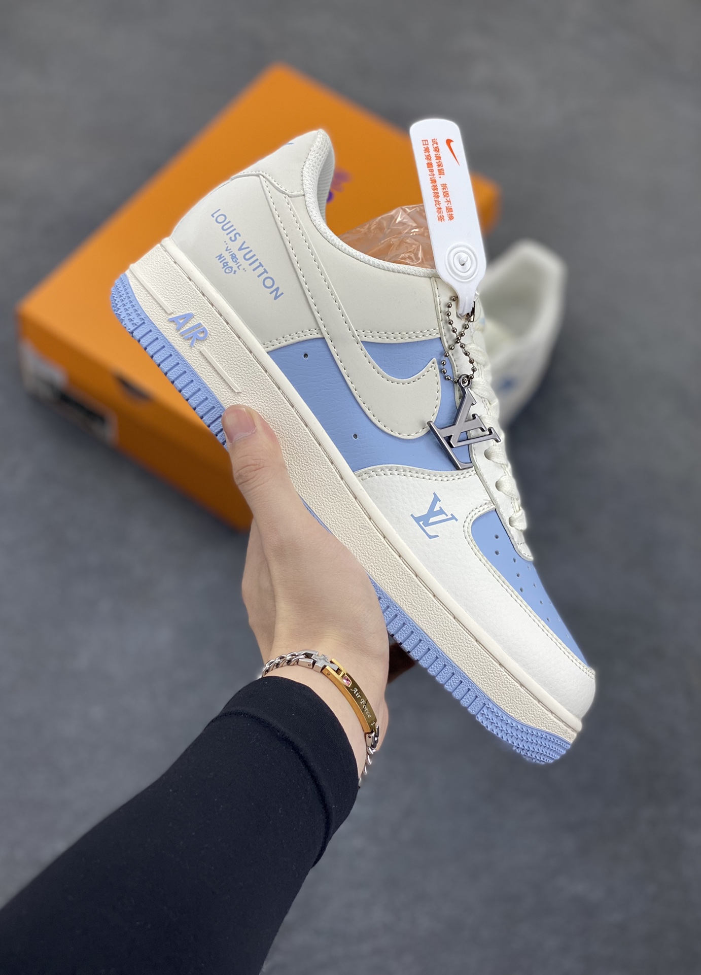 NIke Air Force 1 \’07 Low “LV联名–米白冰蓝”空军一号 低帮 运动鞋 休闲鞋 折边针车 工艺难度大 原楦头原纸板 原装鞋盒 定制五金配件 内置全掌气垫 原厂鞋底 货号:BB9599-203 尺码:36 36.5 37.5 38 38.5 39 40 40.5 41 42 42.5 43 44 44.5 45-选品中心