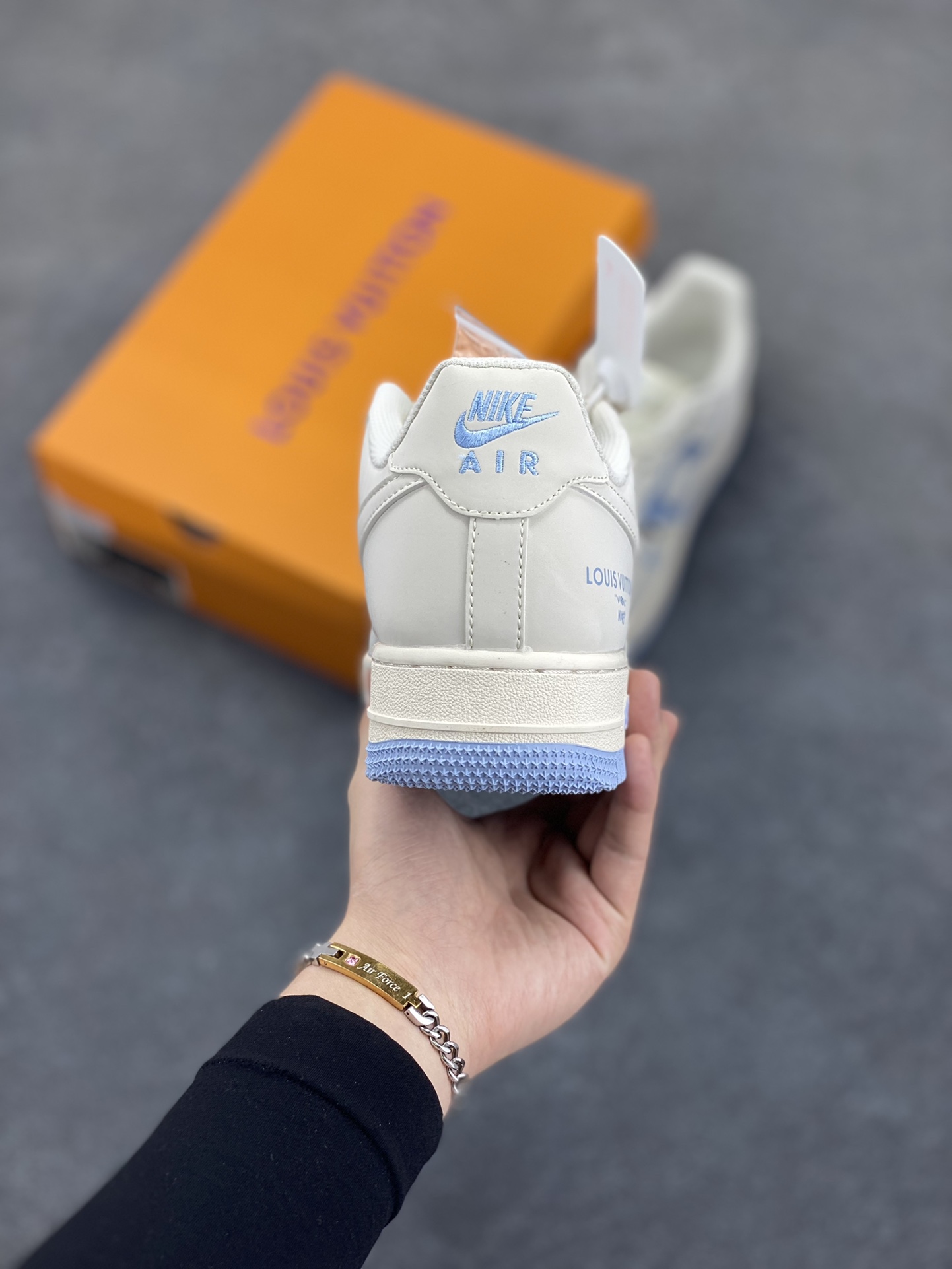 图片[4]-NIke Air Force 1 \’07 Low “LV联名–米白冰蓝”空军一号 低帮 运动鞋 休闲鞋 折边针车 工艺难度大 原楦头原纸板 原装鞋盒 定制五金配件 内置全掌气垫 原厂鞋底 货号：BB9599-203 尺码：36 36.5 37.5 38 38.5 39 40 40.5 41 42 42.5 43 44 44.5 45-选品中心
