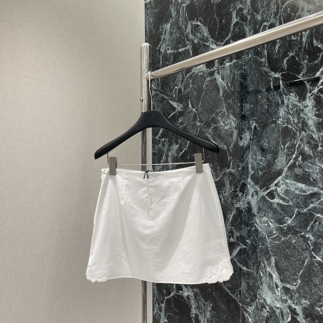
Miu 25夏季新款 刺绣粗斜纹半裙 下摆刺绣logo字母 彰显品牌形象 辣妹女孩们必入单品！拍照📷超