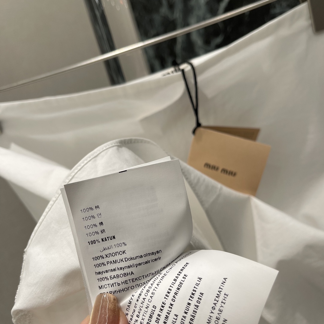 
Miu 25夏季新款 刺绣粗斜纹半裙 下摆刺绣logo字母 彰显品牌形象 辣妹女孩们必入单品！拍照📷超