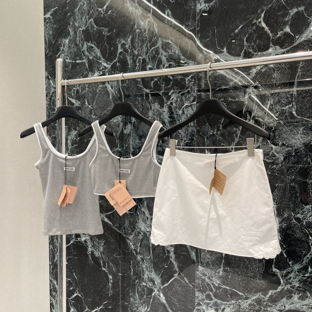 
Miu 25夏季新款 刺绣粗斜纹半裙 下摆刺绣logo字母 彰显品牌形象 辣妹女孩们必入单品！拍照📷超