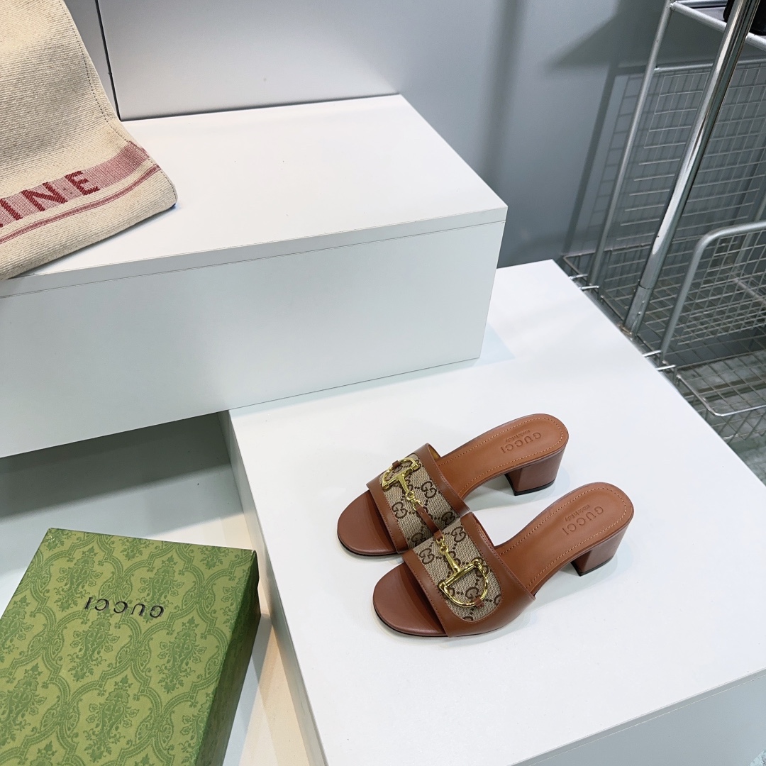 NO:405327,High quality!  Top quality GUCCi Gucci 2025 spring and summer hardware buckle D-shaped chain buckle old-fashioned cloth flat sole and thick heel slipper series!  The original one to one!  The tiptoe craftsmanship is the same as the original version. Mid-heel slippers and sandals are made with the latest D-buckles as the brand's iconic symbol to create a stunning new interpretation of the work!  The upper is made of imported Yangjing/calf leather/old flower cloth, inner foot pad water dyed cowhide, imported from Italy, thickened leather outsole, heel height: flat heel 5cm two heights, size: 35-42 (41 42 custom made without return) with original packaging, slippers, gucci, gucci, sandals, slippers, cowhide, sheep, Leather soles19860909高品质！顶级品质GUCCi古驰2025春夏五金扣D字链条扣老花布平底、粗跟拖鞋系列！原版一比一！ 踮脚工艺同原版一样 中跟拖鞋 凉鞋 配最新D扣作为品牌的标志性象征制作而成打造令人惊艳的作品焕新演绎！ 鞋面采用进口羊京/小牛皮/老花布 内里垫脚水染牛皮 意大利进口加厚真皮大底 跟高:平跟 5cm两高度 码数:35-42（41 42定做不退换） 配原版包装,拖鞋,gucci,gucci,sandals,slippers,cowhide,sheep,Leather soles,Women's Shoes