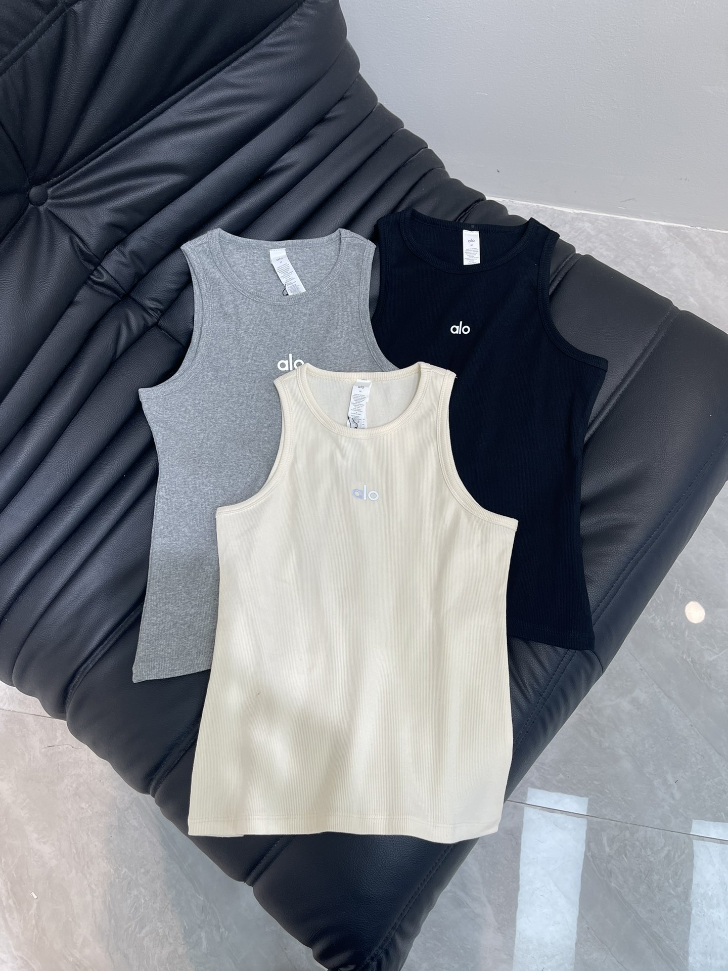 NO:416814,Alo super hot vest, a must-have small letter vest for all bloggers. One piece can fill the spring and summer atmosphere. It is completely a spicy and sweet South Korean Oni. It has a pure taste and sexy style. It is very hard to wear it on the upper body. It is very suitable for yoga running and various sports!  Extensive threaded fabric, super comfortable!  SML, alexander wang19860909Alo超火背心 各大博主同款人手必备的小字母背心 一件就可以拉满春夏氛围 完完全全就是可辣可甜的南韩欧尼 清纯味与性感范都有了 巨实穿 上身很难不爱 超适合瑜伽跑步各种运动！弹力螺纹面料,超舒适！SML,,alexander wang,Women's clothing