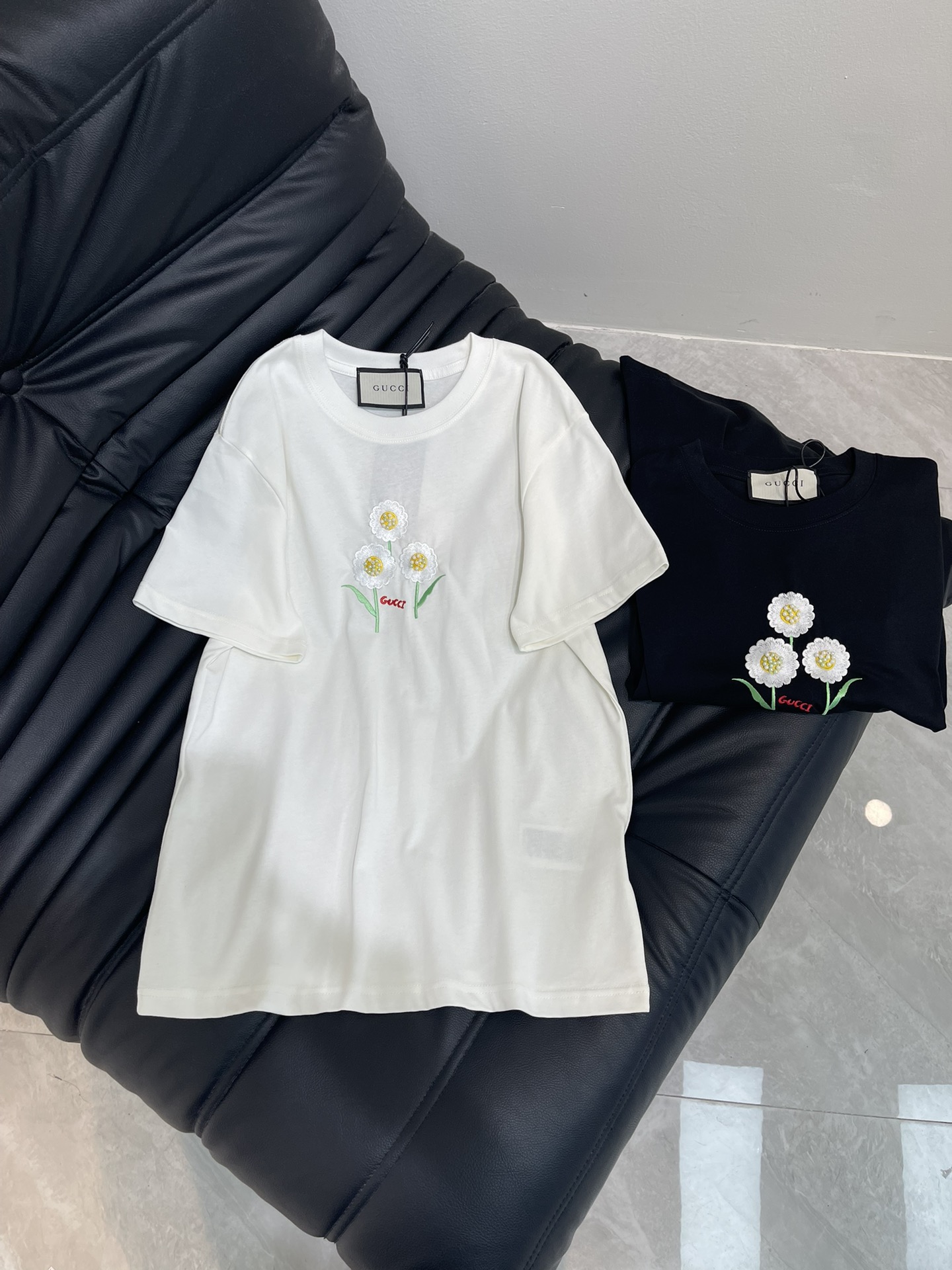 NO:416789,Gucc*25 spring and summer new sunflower embroidered beaded short-sleeved T-shirt. Imported pure cotton fabric, classic slightly loose style, versatile and not picky, and the upper body is very beautiful!  SML, gucci, T-shirt,tees,t-shirt,alexander wang19860909Gucc*25春夏新款向日葵刺绣钉珠短袖T恤.进口纯棉面料,经典微宽松版型百搭不挑人,上身非常漂亮！SML,,gucci,T-shirt,tees，t-shirt,alexander wang,Women's clothing