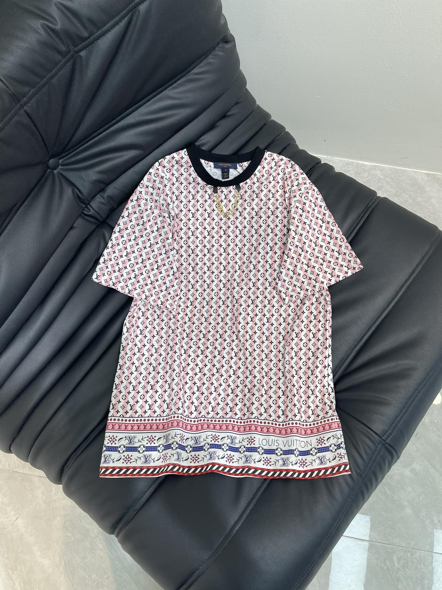 NO:416800,Louis Vuitto*25 spring and summer new printed chain short-sleeved T-shirt custom YB mercerated cotton material breathable and comfortable, full texture Loose T-shirt cut highlights the brand style Made of gram-weight pure cotton, slightly elastic, and slim visual effect The neckline is made of metal letter chains as design highlights The front red and white base stripes are intertwined, matched with four-leaf clover element letters to highlight high-end style, and the inner wear is brilliant and fashionable. SML,,louis vuitton,T-shirt,tees,t-shirt,alexander wang19860909Louis Vuitto*25春夏新款印花链条短袖T恤 定制YB丝光全棉材质 透气舒适 质感十足 宽松T恤裁剪 凸显品牌格调 采用克重纯棉制成 略带有弹力 呈现显瘦视觉效果 领口以金属字母链条作设计亮点 正面红白基调条纹交错 搭配四叶草元素字母装饰 彰显高级格调 单穿内搭都出彩时髦 SML,,louis vuitton,T-shirt,tees，t-shirt,alexander wang,Women's clothing