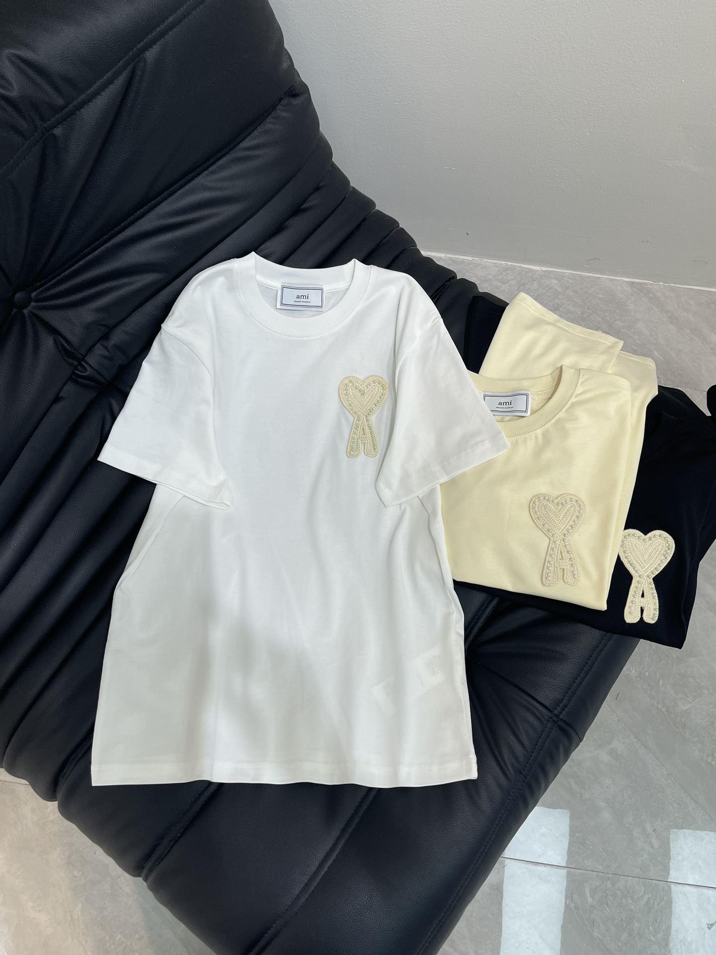 NO:416842,Ami*25 spring and summer new heavy-industry love patch embroidered beaded short-sleeved T-shirt. Imported pure cotton fabric, classic slightly loose style, versatile and not picky, and the upper body is very beautiful!  SML, T-shirt,tees,t-shirt,alexander wang19860909Ami*25春夏新款重工爱心贴布刺绣钉珠短袖T恤.进口纯棉面料,经典微宽松版型百搭不挑人,上身非常漂亮！SML,,T-shirt,tees，t-shirt,alexander wang,Women's clothing