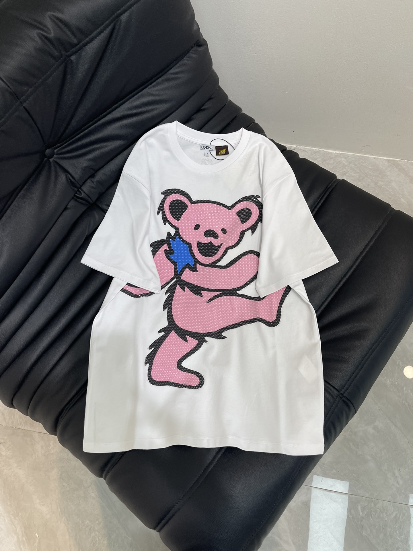 NO:416793,Loew*25 Spring and Summer New Heavy Industry Cartoon Short-Sleeve T-shirt Customized YB native cotton material Breathable and comfortable Full texture Loose T-shirt cut Highlights brand style Made of gram-weight pure cotton with a slight elasticity Presents a slimming visual effect Hand-painted color bear cartoon pattern on chest Three-dimensional embellishment The brand's own fashion sense is instantly created, creating an age-reducing style at will, and it is brilliant and fashionable in the inner wear SML,,loewe,T-shirt,tees,t-shirt,alexander wang19860909Loew*25春夏新款重工烫钻卡通短袖T恤 定制YB原生全棉材质 透气舒适 质感十足 宽松T恤裁剪 凸显品牌格调 采用克重纯棉制成 略带有弹力 呈现显瘦视觉效果 胸前手绘彩色小熊卡通图案 立体烫钻点缀 品牌自带的时尚感立现 随心打造减龄风格 单穿内搭都出彩时髦 SML,,loewe,T-shirt,tees，t-shirt,alexander wang,Women's clothing