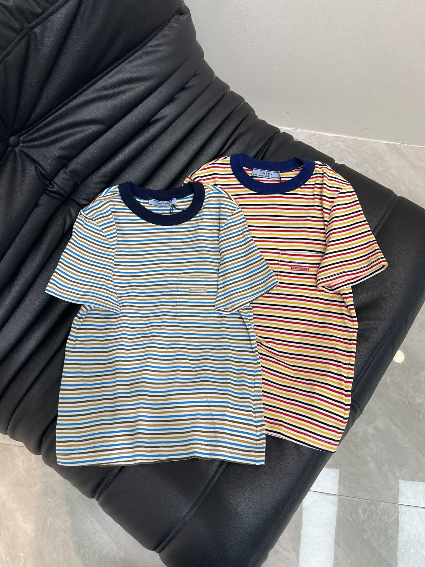 NO:416807,Prad*25 spring and summer new striped round neck short-sleeved T-shirt Customized YB imported cotton poplin material Soft and skin-friendly Comfortable and stylish Striped round neck short-sleeved fit exquisite dark threaded edges fit more slimming large body multi-color striped collision The letter logo on the chest is decorated on the pocket The retro style is strong. The elastic slim fit style highlights the figure. Playful and age-reducing. Easy to control during daily travel or party SML,,prada,T-shirt,tees,t-shirt,alexander wang19860909Prad*25春夏新款条纹圆领短袖T恤 定制YB进口棉府绸材质 柔软亲肤 舒适有型 条纹圆领短袖版型 精致深色螺纹包边 贴合身形更显瘦 大身多色条纹碰撞 胸前字母徽标装饰在口袋之上 复古风格强烈 弹力修身版型突显身材 俏皮减龄显白 日常出行或聚会轻松驾驭 SML,,prada,T-shirt,tees，t-shirt,alexander wang,Women's clothing