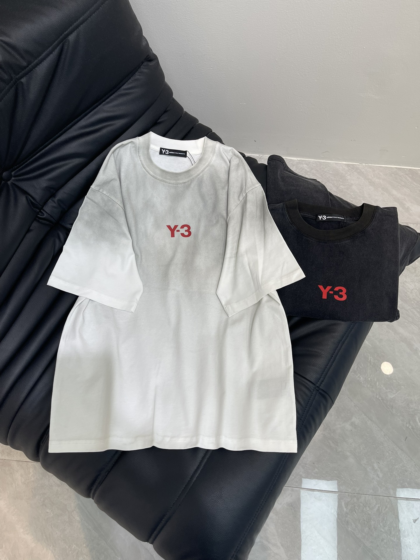 NO:417936,Y-3 25 new wash-water-made short-sleeved T-shirt. It uses customized dyed fabric. The red 'Y-3' logo on the chest is super eye-catching. It hides a big fashion in simplicity, and it can easily grasp the trend. The loose style is comfortable and comfortable, and it is very stylish when worn casually, and the same style for men and women!  Color black white Size XS-L, T-shirt,tees, t-shirt,alexander wang19860909Y-3 25新款洗水做旧短袖T恤.采用定制定染面料,胸前的红色“Y - 3”标志超醒目,简约中藏着大时尚,轻松拿捏潮流感.宽松版型舒适度拉满,随便一穿就很有范,男女同款！ 颜色黑色 白色 尺码XS-L,,T-shirt,tees，t-shirt,alexander wang,Women's clothing