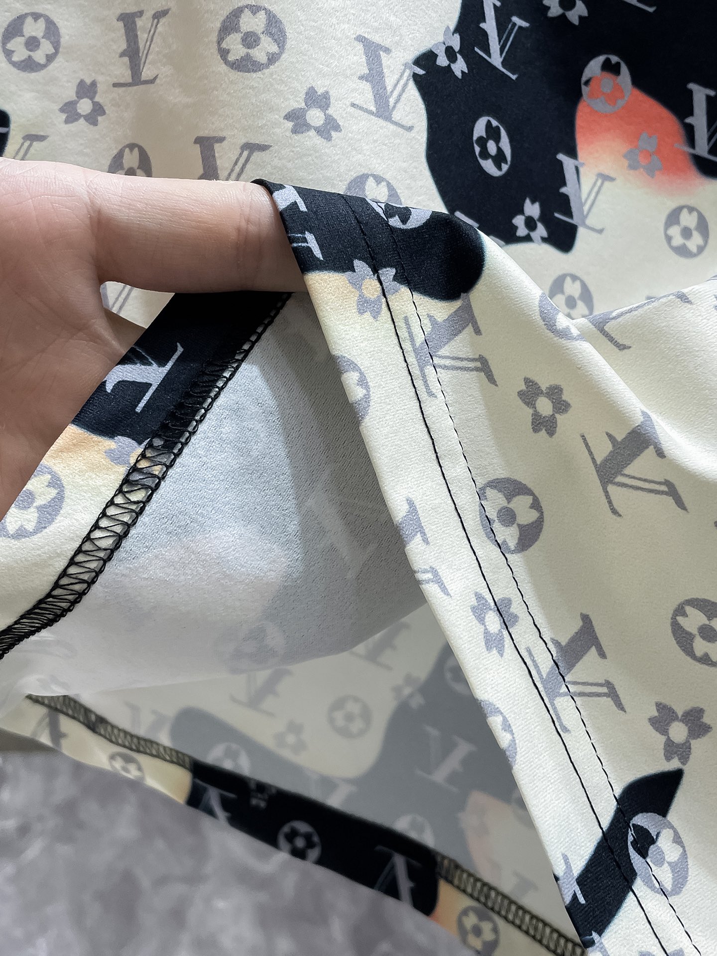 P180  路易威登  LV 2025ss春夏新款 休闲 短袖 短裤 套装，高端版本！专柜定制面料 透气舒适度高，细节无可挑剔，品牌元素设计理念，体现高品质。手感细腻柔软！呈现休闲裁剪，上身版型超赞！码数：M-4xl
