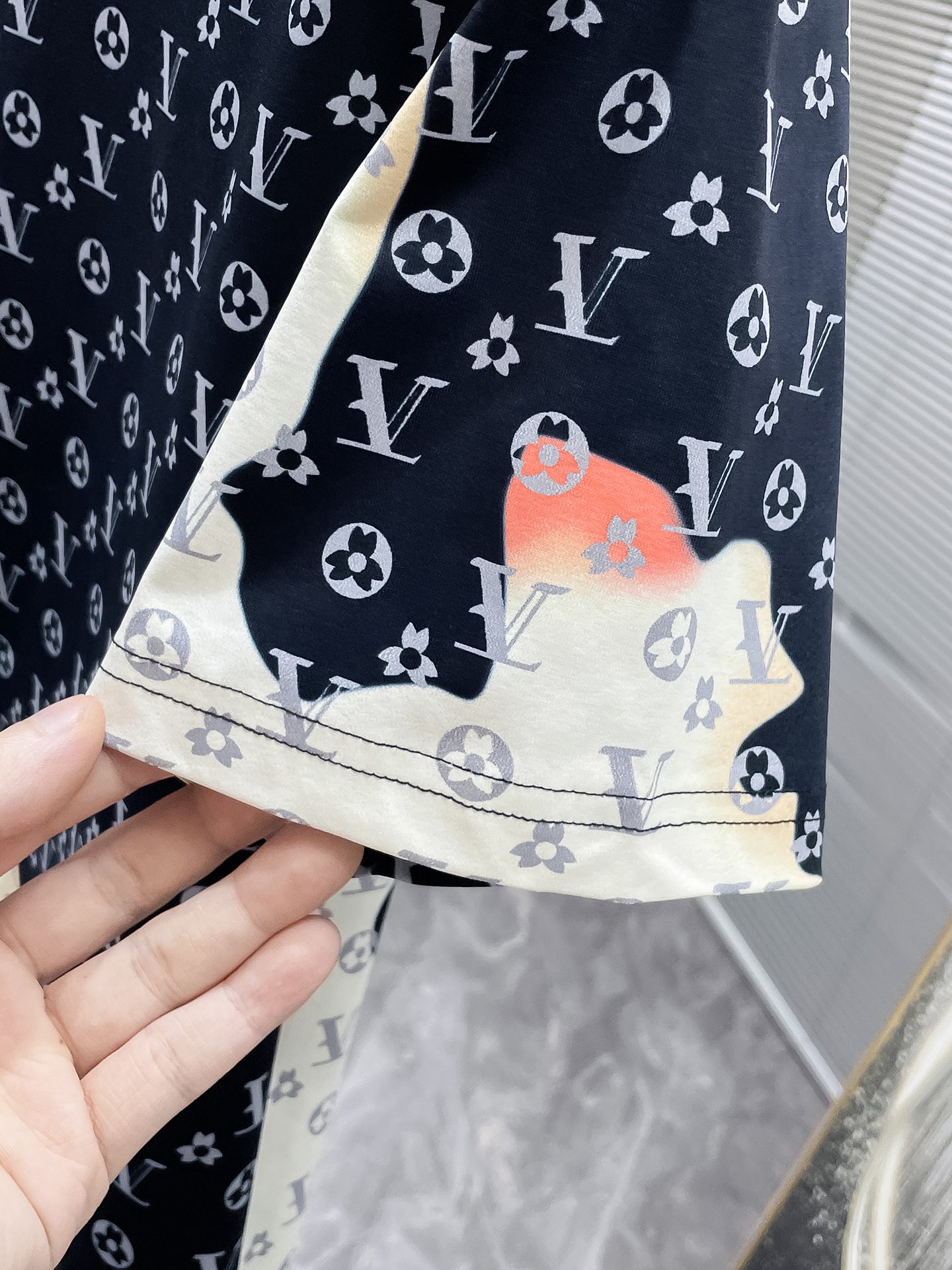 P180  路易威登  LV 2025ss春夏新款 休闲 短袖 短裤 套装，高端版本！专柜定制面料 透气舒适度高，细节无可挑剔，品牌元素设计理念，体现高品质。手感细腻柔软！呈现休闲裁剪，上身版型超赞！码数：M-4xl