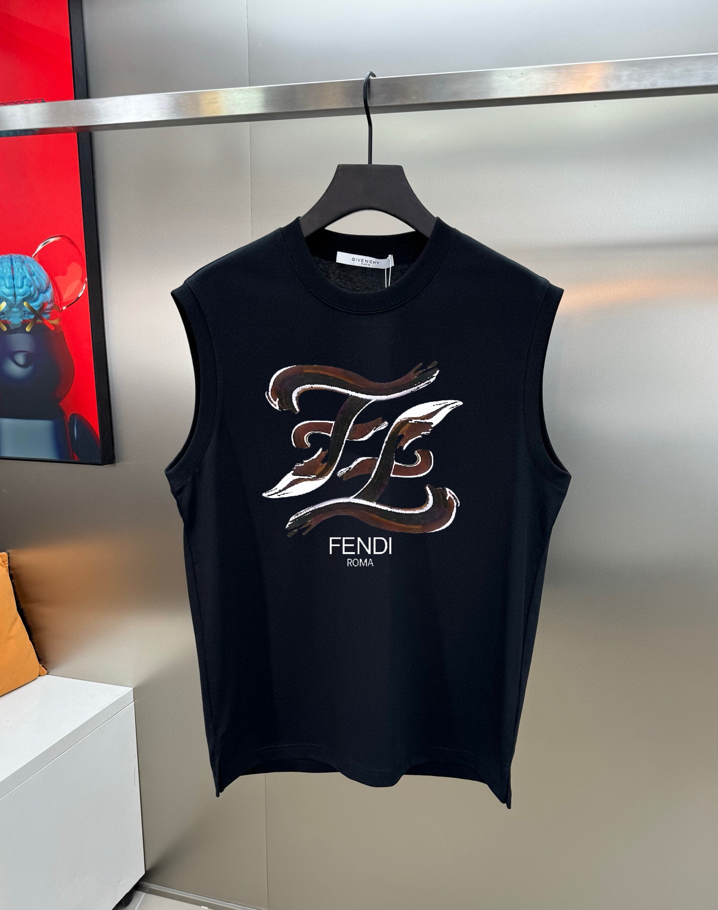 Fendi 品牌【FENDI 芬迪】2025夏季新品背心T袖 简约款式 任何人都可以轻松驾驶 进口定制丝光棉面料 手软舒适有型 吸汗透气