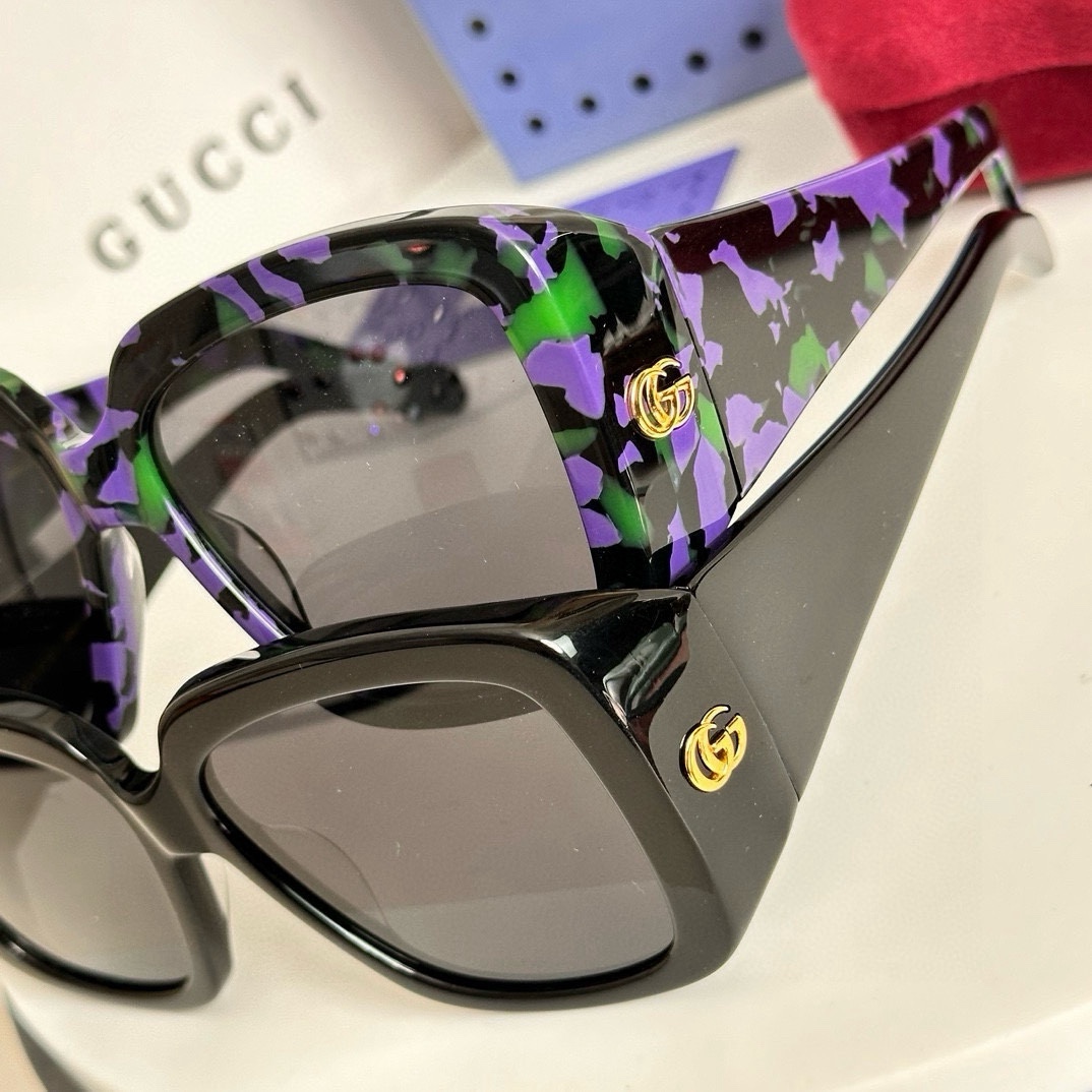 Gucci 1402SA Fashion-Forward Square Sunglasses - Elegant Shades