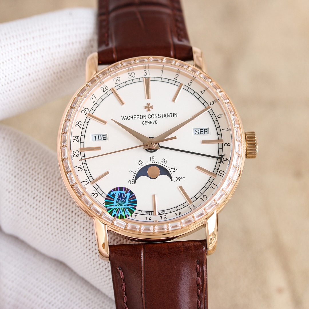 NO:337129,Unified New Patek Philippe Complex Function Timepiece Swarovski Diamond Edition The perfect fusion of 38mm exquisiteness and skills The Patek Philippe Complex Function Timepiece 38mm watch redefines the exquisite aesthetics of high-end watchmaking with elegant size and excellent craftsmanship. The 38mm case diameter is not only suitable for the wear needs of modern gentlemen, but also retains the elegant temperament of a classic watch. The case is made of nano-electroplating rose gold or platinum, with smooth lines and exquisite details showing ingenuity. This watch is equipped with a complex functional movement independently developed by Patek Philippe, integrating date display, moon phase, chronograph and other functions, showing the brand's extraordinary accomplishments in the field of complex functions. The dial layout is clear and harmonious, and matched with exquisite hands and scales, each detail highlights Patek Philippe's pursuit of perfection.  Whether it is business occasions or daily wear, Patek Philippe's complex function timepiece can become an elegant landscape on the wrist. It is not only a watch, but also a work that inherits the art of time, carrying Patek Philippe's commitment to excellence and eternity. Patek Philippe - treasured for the next generation.,,patek philippe19860909统一 新品百达翡丽复杂功能时计施华洛方钻版 38mm精致与技艺的完美融合 百达翡丽复杂功能时计38mm腕表,以优雅的尺寸与卓越的工艺,重新定义了高级制表的精致美学.38毫米的表壳直径,既适合现代绅士的佩戴需求,又保留了经典腕表的优雅气质.表壳采用纳米电镀玫瑰金或白金打造,线条流畅,细节处尽显匠心.  这款腕表搭载百达翡丽自主研发的复杂功能机芯,集日期显示、月相、计时等多项功能于一身,展现了品牌在复杂功能领域的非凡造诣.表盘布局清晰而和谐,搭配精致的指针与刻度,每一处细节都彰显着百达翡丽对完美的追求.  无论是商务场合还是日常佩戴,百达翡丽复杂功能时计都能成为腕间的一抹优雅风景.它不仅是一枚腕表,更是一件传承时间艺术的作品,承载着百达翡丽对卓越与永恒的承诺.  百达翡丽——为下一代珍藏.,,patek philippe,Watch