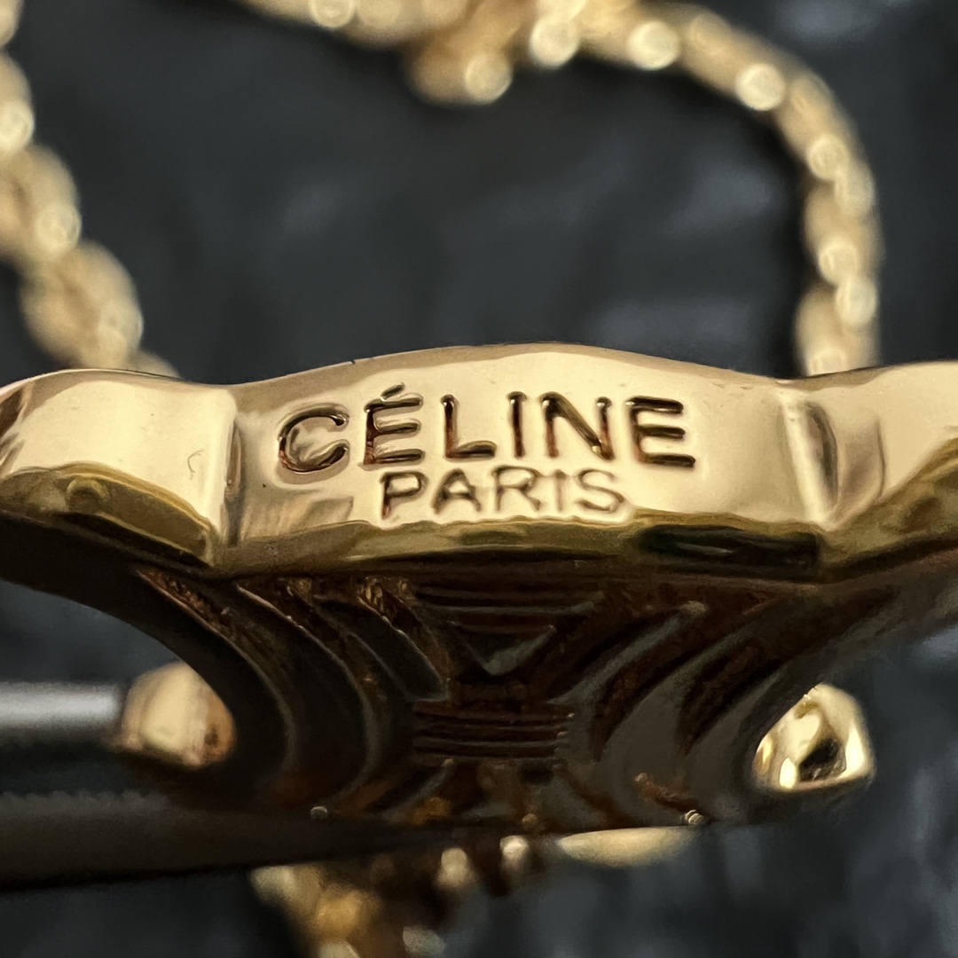 】Celine 赛琳 项链 一直是简约时尚界的标杆大胆的设计 百看不厌▪️搭配起来更Fashion ✨✨