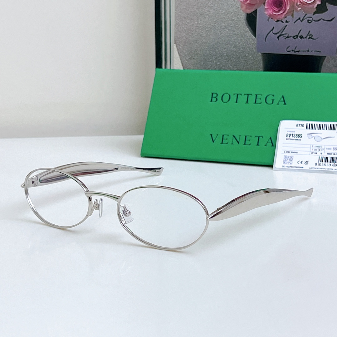  Bottega Veneta Eyewear的太阳镜因其雕塑般的金色镜腿而得名，这些镜腿特意被铸造成“