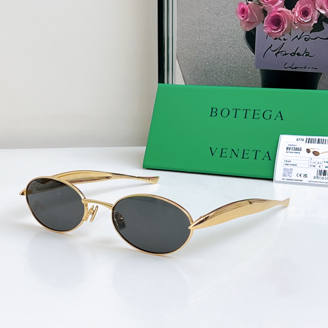  Bottega Veneta Eyewear的太阳镜因其雕塑般的金色镜腿而得名，这些镜腿特意被铸造成“