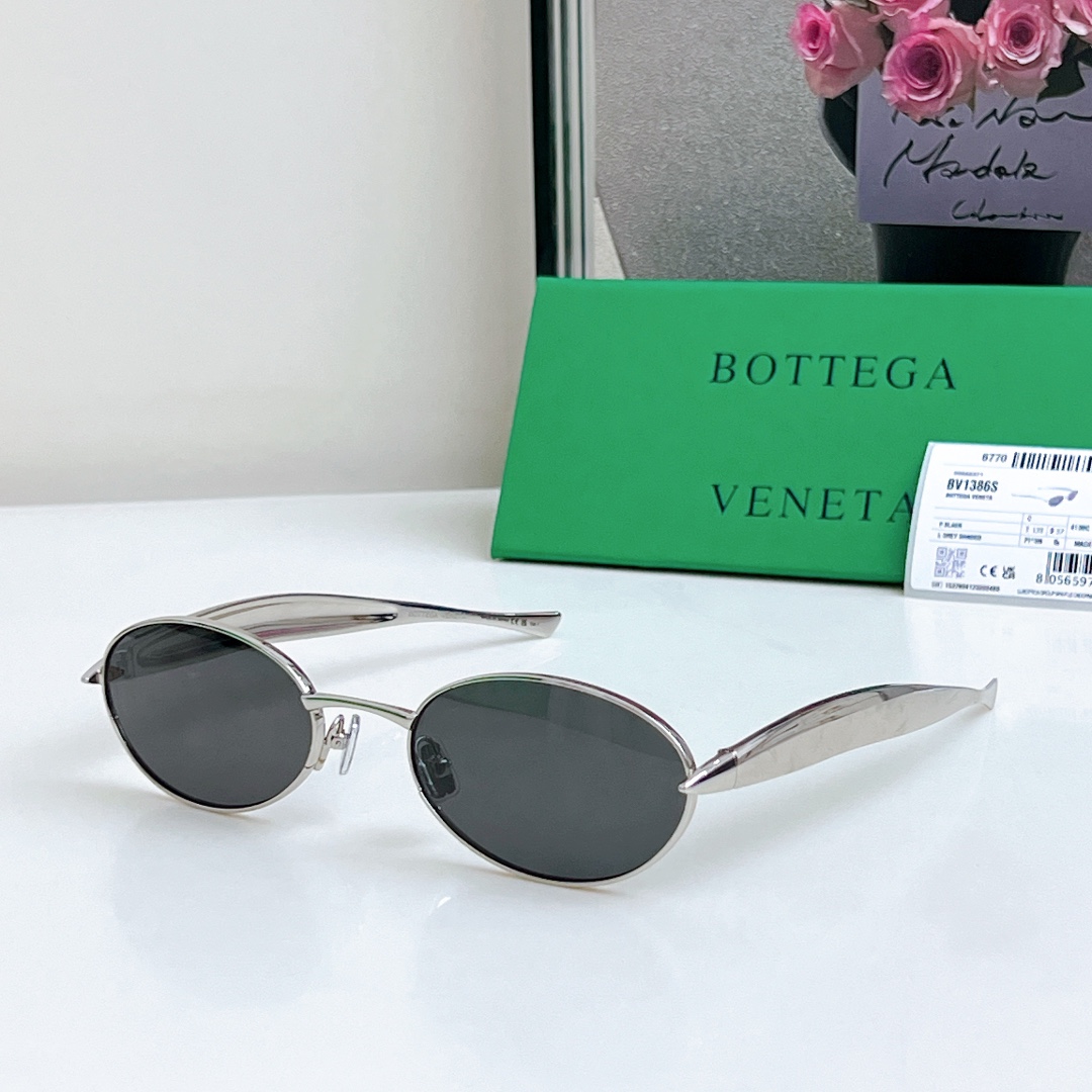  Bottega Veneta Eyewear的太阳镜因其雕塑般的金色镜腿而得名，这些镜腿特意被铸造成“