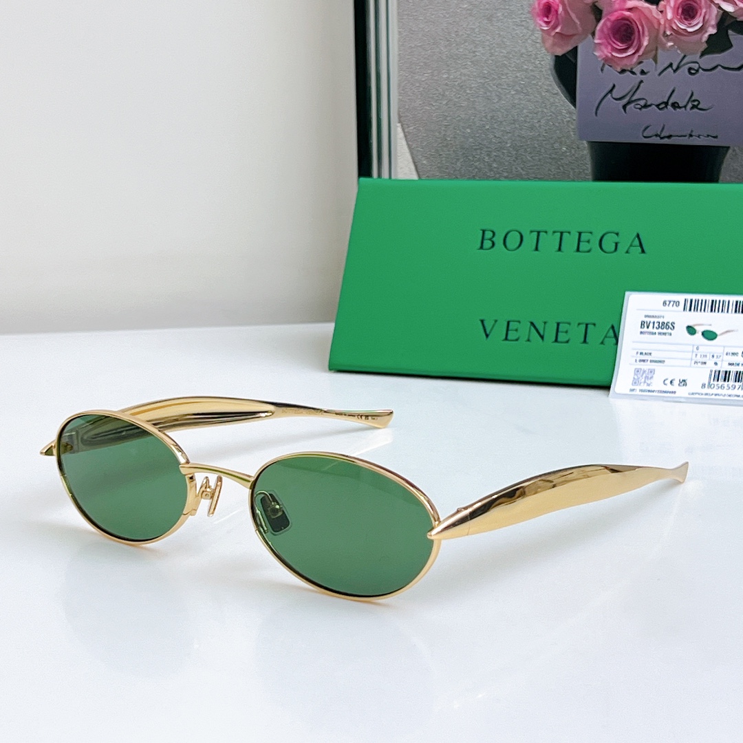  Bottega Veneta Eyewear的太阳镜因其雕塑般的金色镜腿而得名，这些镜腿特意被铸造成“