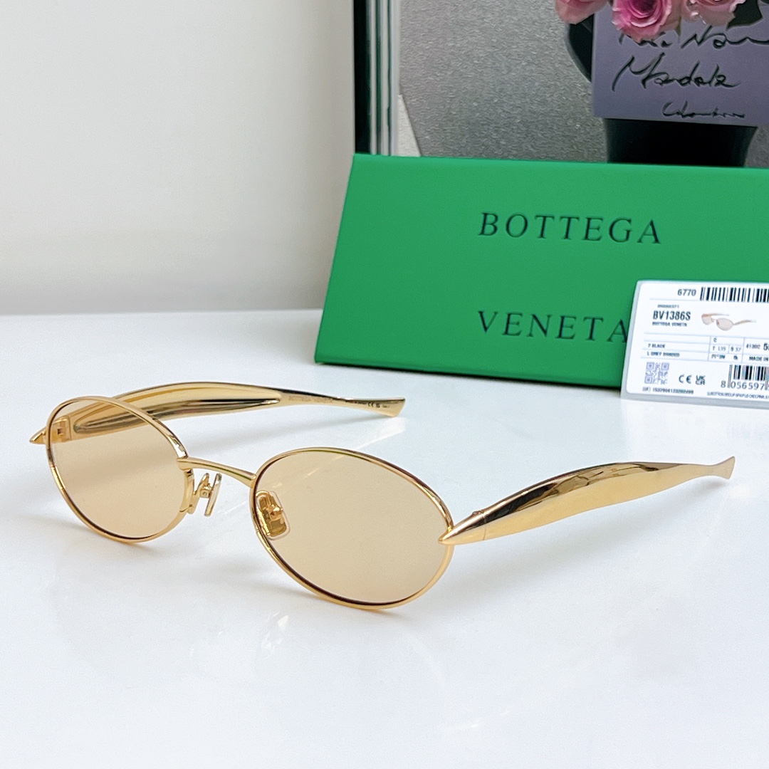  Bottega Veneta Eyewear的太阳镜因其雕塑般的金色镜腿而得名，这些镜腿特意被铸造成“