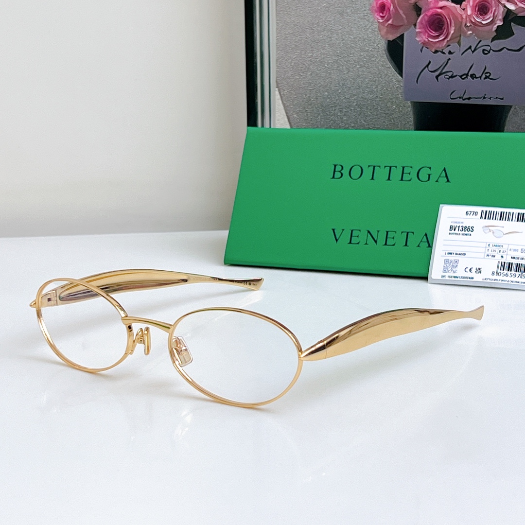  Bottega Veneta Eyewear的太阳镜因其雕塑般的金色镜腿而得名，这些镜腿特意被铸造成“