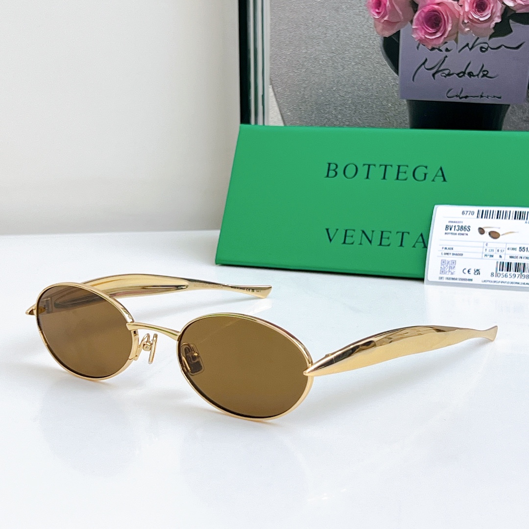  Bottega Veneta Eyewear的太阳镜因其雕塑般的金色镜腿而得名，这些镜腿特意被铸造成“