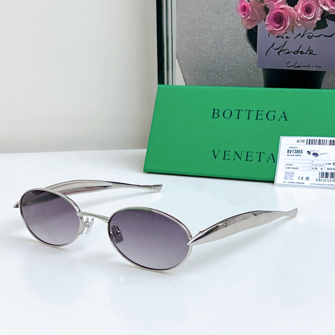  Bottega Veneta Eyewear的太阳镜因其雕塑般的金色镜腿而得名，这些镜腿特意被铸造成“