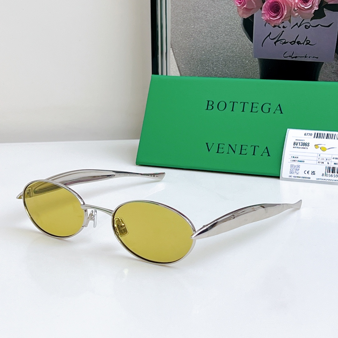  Bottega Veneta Eyewear的太阳镜因其雕塑般的金色镜腿而得名，这些镜腿特意被铸造成“