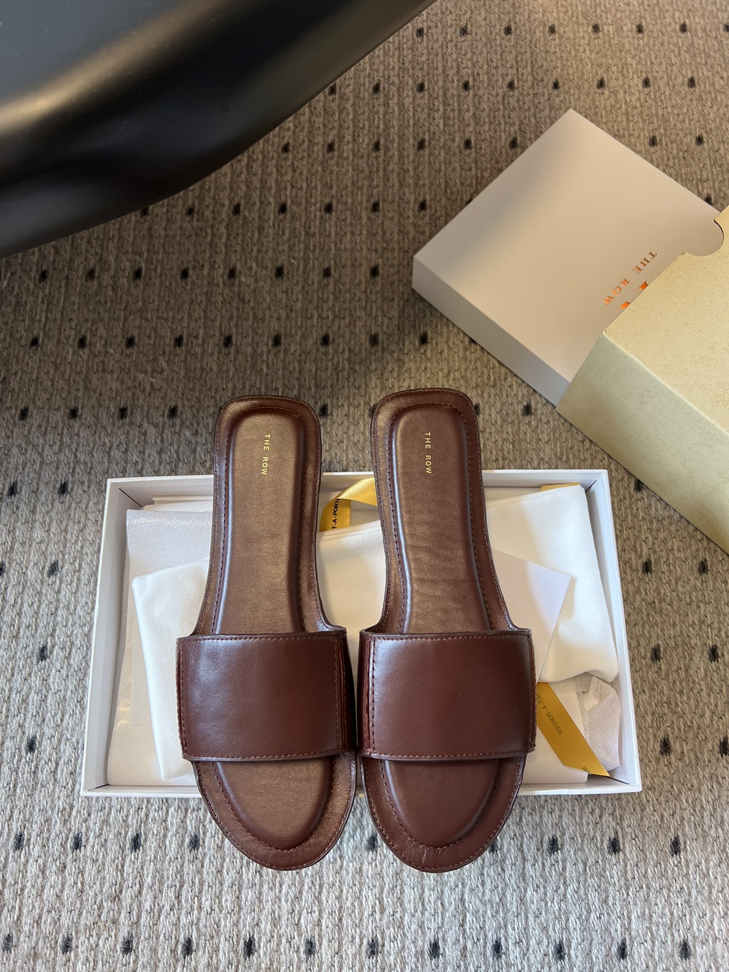 NO:404615,The Row 25ss one-piece full leather slippers made in Dongguan. I fell in love with this shoe at first sight. It looks good with a little retro flavor and is always minimalist. It has no logo embellishment. Simple is high-end. This is definitely a must-have item for fashionable women!  The whole pair of shoes seems simple, but the craftsmanship is difficult. The master made it, super waste, a one-piece design connected to the sole without breaking marks, ensuring the quality of the shoes. It is comfortable, soft and skin-friendly to wear on the feet. You should not worry about the feeling of the feet. It is inevitable to wear it. If you don’t wear it, you don’t want to take it off when wearing it. If you have high requirements for the feel of the feet, you can close your eyes and enter it. It is simple and versatile!  Imported sheepskin fabric, imported sheepskin in the inner feel delicate and soft, very comfortable and soft, outsole genuine leather soles Size35-40 (40 custom made without return or exchange), slippers, slippers, sheepskin, Leather soles19860909莞产 The Row 25ss一片式全皮拖鞋 第一眼看到这个鞋子就爱上了,带点复古味随意搭配都好看,一贯极简风格,没有任何logo点缀,简单即是高级,这款绝对是时髦女性的必备单品！ 整双鞋子看似简单其实工艺很难,老师傅制作,超级废料,一片式的设计连接大底,没有断痕,保证了鞋子的品质,上脚裸穿舒适柔软亲肤,脚感方面完全不可担心,好穿是必然的,穿若无穿的上脚体验,穿上就不想脱的款,对脚感要求高的闭眼入它,简约百搭款！ 面料进口羊皮 内里进口羊皮手感细腻柔软,非常舒适柔软,大底真皮大底 Size35-40（40定做不退换）,拖鞋,slippers,sheepskin,Leather soles,Women's Shoes