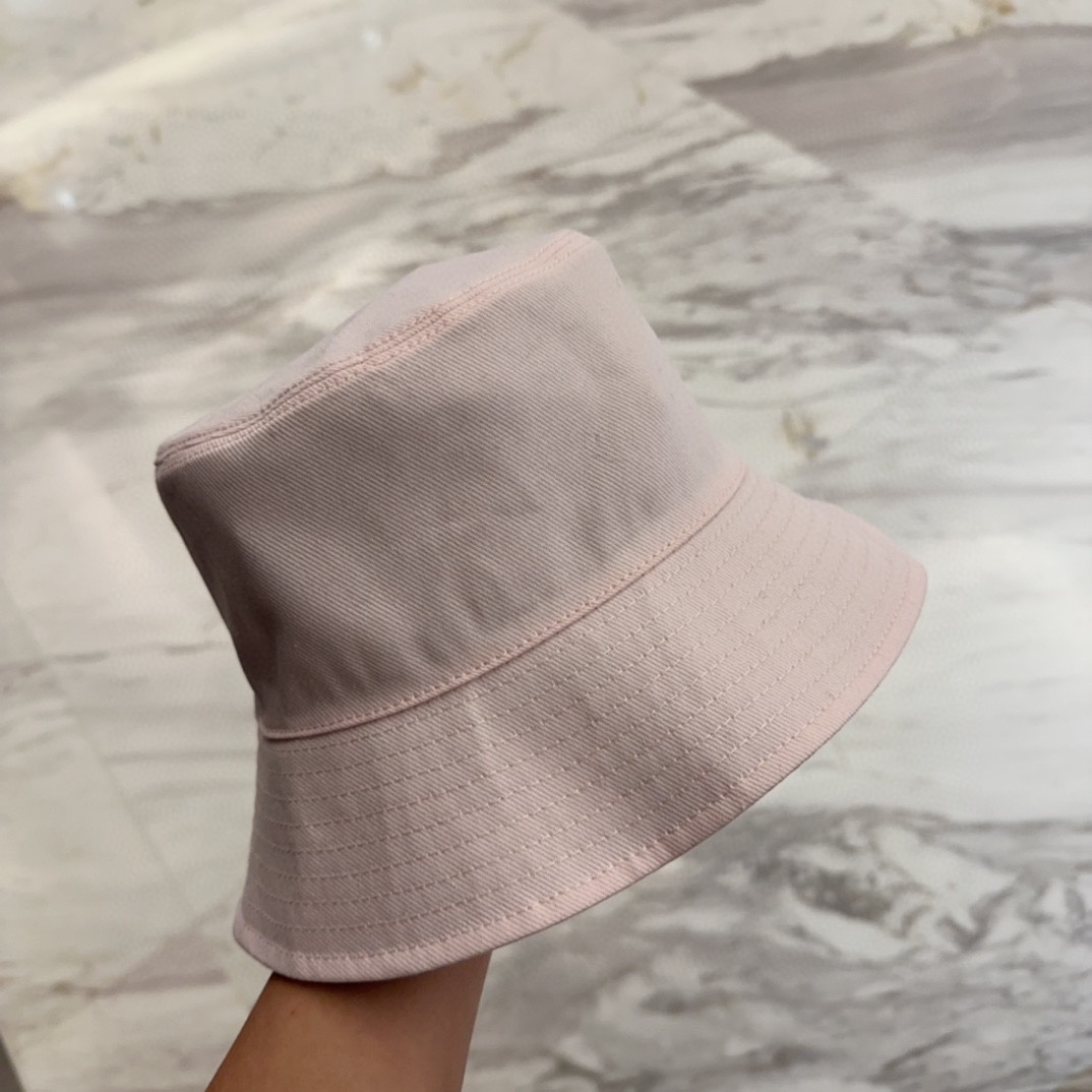 

Chanel 中古渔夫帽 百搭款 帽型质感做的都非常🉑️  中古风永远不过时