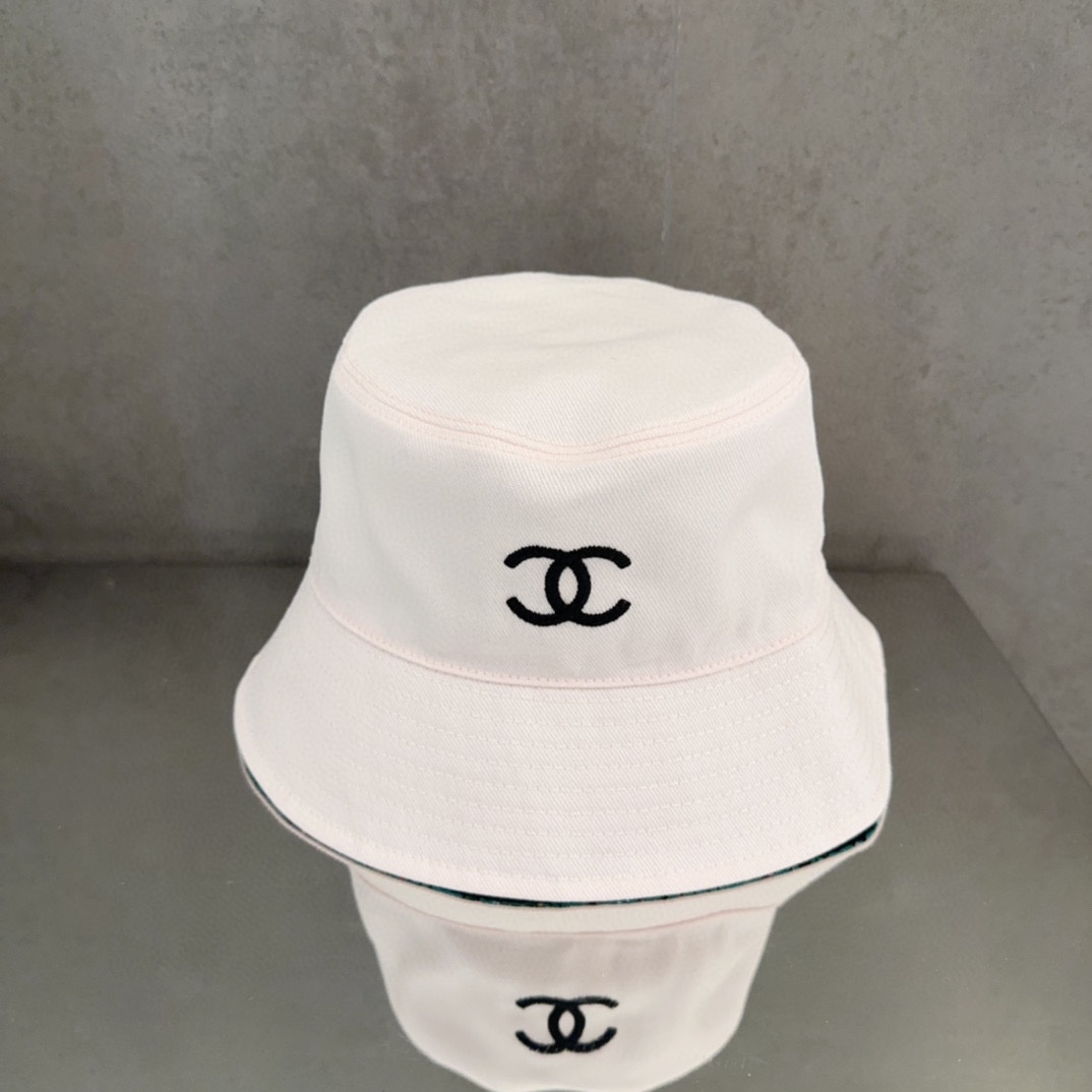 

Chanel 中古渔夫帽 百搭款 帽型质感做的都非常🉑️  中古风永远不过时