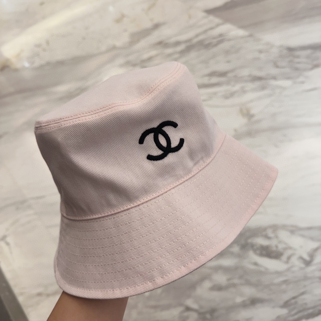 

Chanel 中古渔夫帽 百搭款 帽型质感做的都非常🉑️  中古风永远不过时
