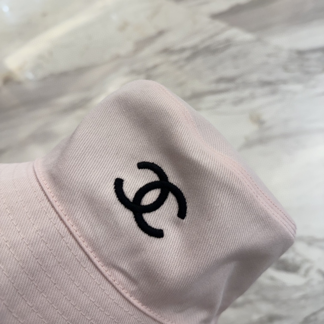 

Chanel 中古渔夫帽 百搭款 帽型质感做的都非常🉑️  中古风永远不过时
