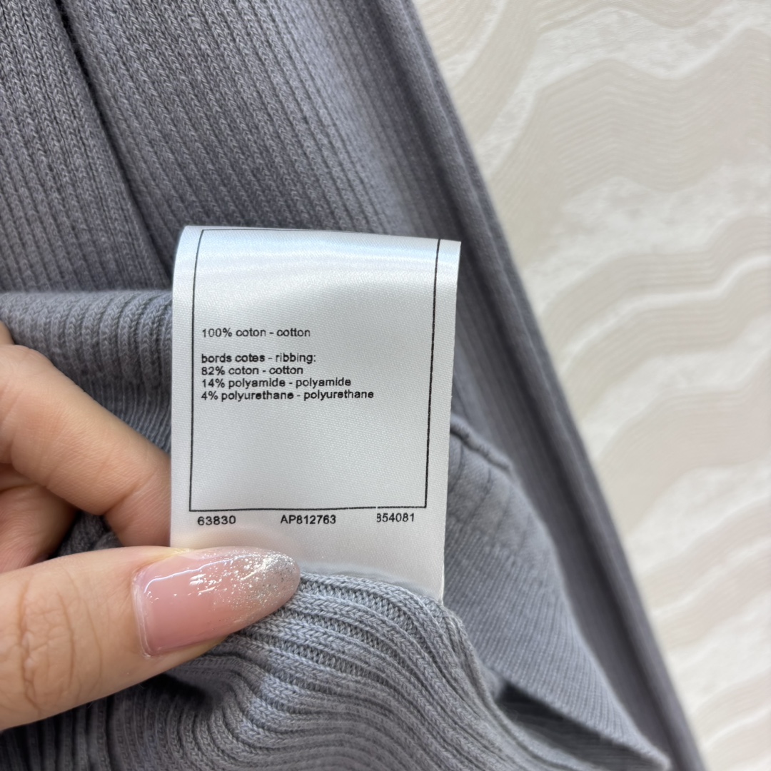 独家首发❤️高端原单品质，Coco沙滩春夏新品！撞色修身针织V领小开衫，空调房必备！撞色包边金属装饰设计