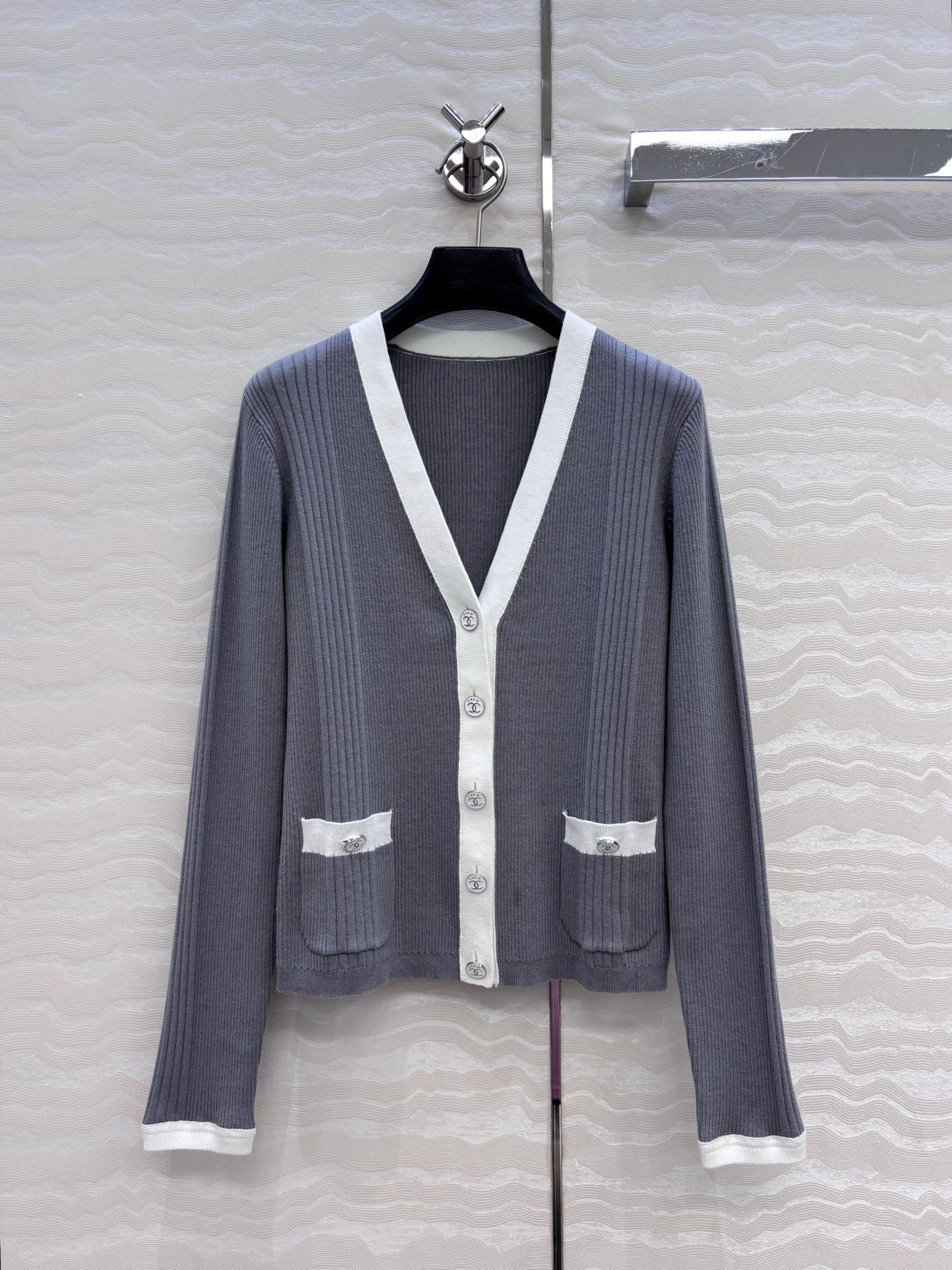 独家首发❤️高端原单品质，Coco沙滩春夏新品！撞色修身针织V领小开衫，空调房必备！撞色包边金属装饰设计