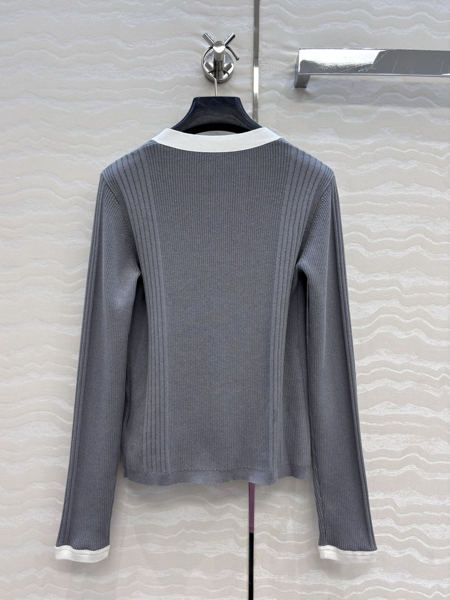 独家首发❤️高端原单品质，Coco沙滩春夏新品！撞色修身针织V领小开衫，空调房必备！撞色包边金属装饰设计