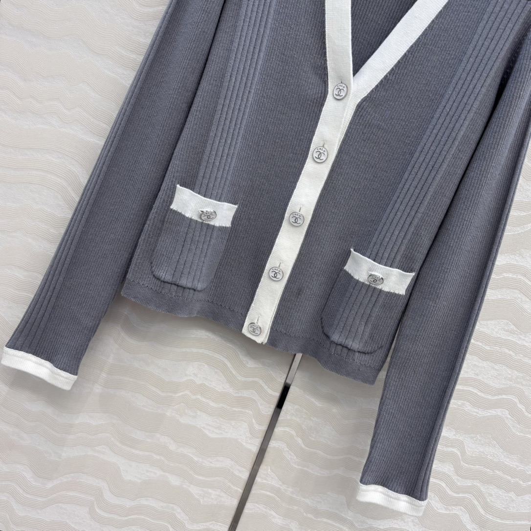 独家首发❤️高端原单品质，Coco沙滩春夏新品！撞色修身针织V领小开衫，空调房必备！撞色包边金属装饰设计