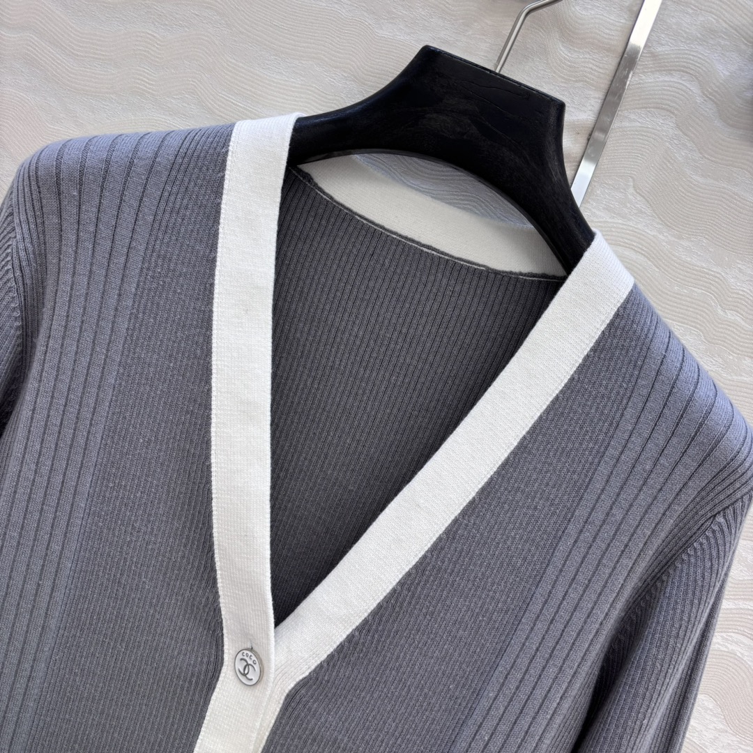 独家首发❤️高端原单品质，Coco沙滩春夏新品！撞色修身针织V领小开衫，空调房必备！撞色包边金属装饰设计