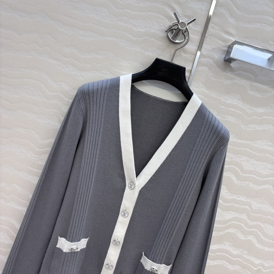 独家首发❤️高端原单品质，Coco沙滩春夏新品！撞色修身针织V领小开衫，空调房必备！撞色包边金属装饰设计