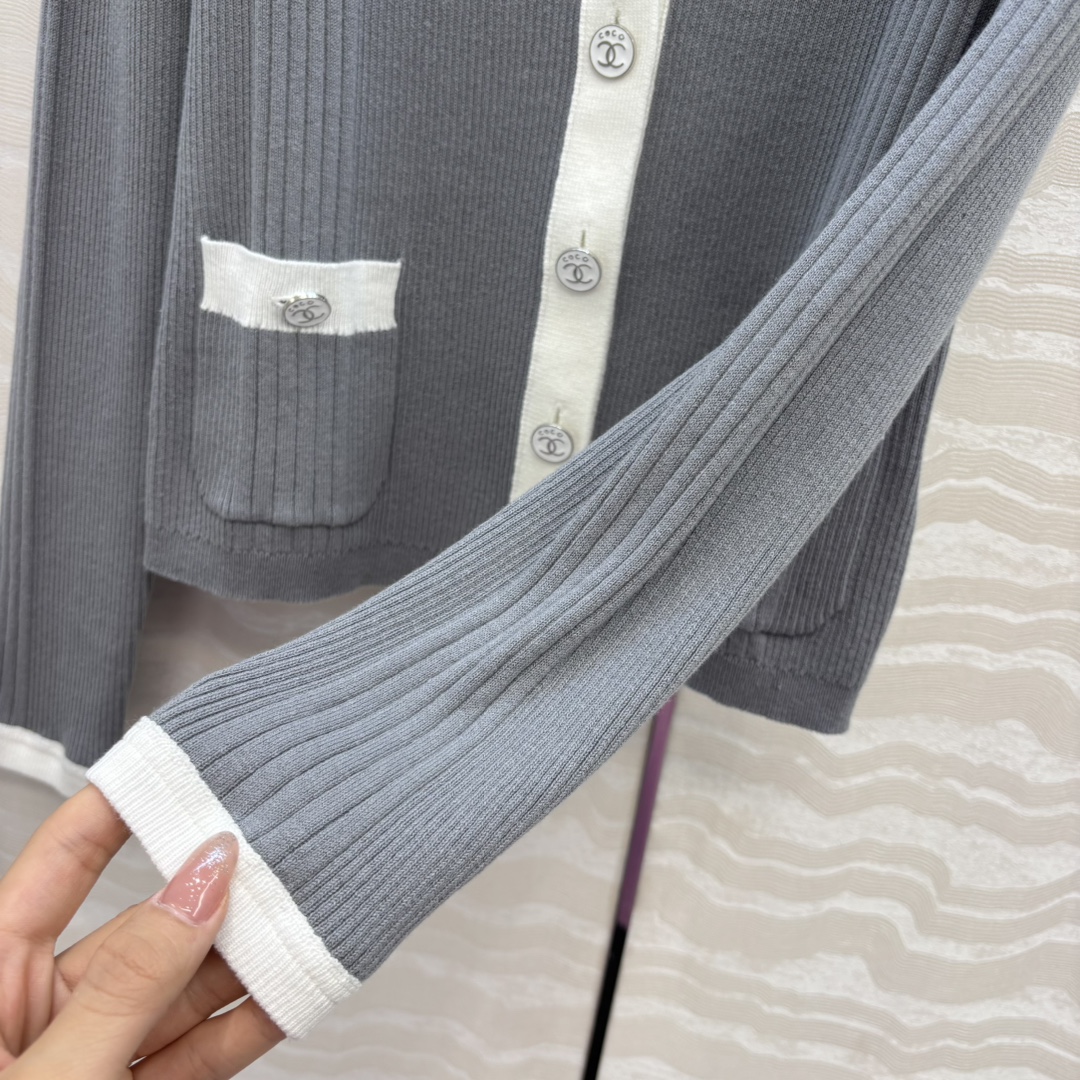 独家首发❤️高端原单品质，Coco沙滩春夏新品！撞色修身针织V领小开衫，空调房必备！撞色包边金属装饰设计