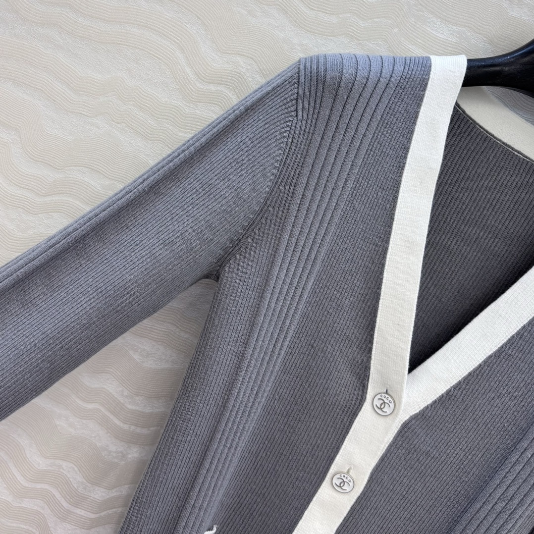 独家首发❤️高端原单品质，Coco沙滩春夏新品！撞色修身针织V领小开衫，空调房必备！撞色包边金属装饰设计