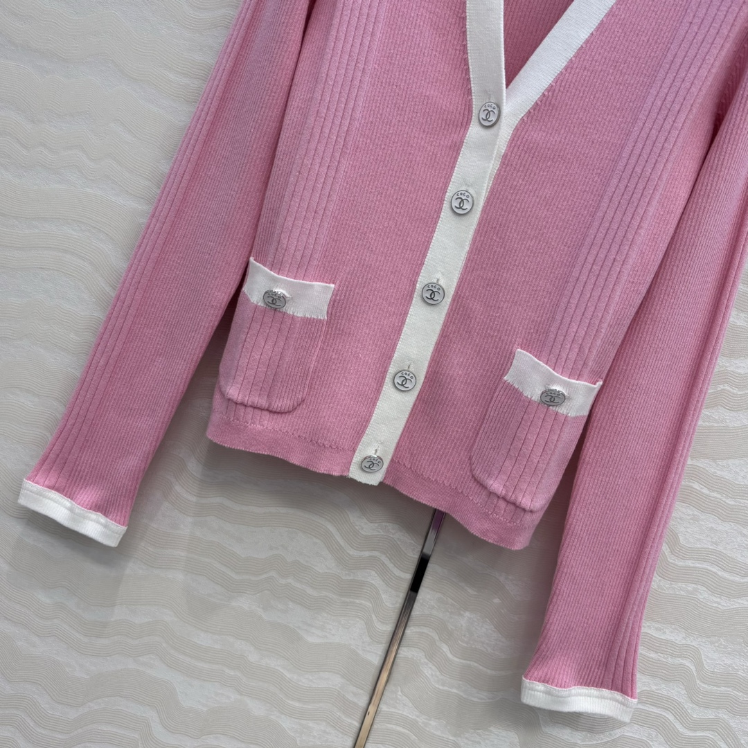 独家首发❤️高端原单品质，Coco沙滩春夏新品！撞色修身针织V领小开衫，空调房必备！撞色包边金属装饰设计