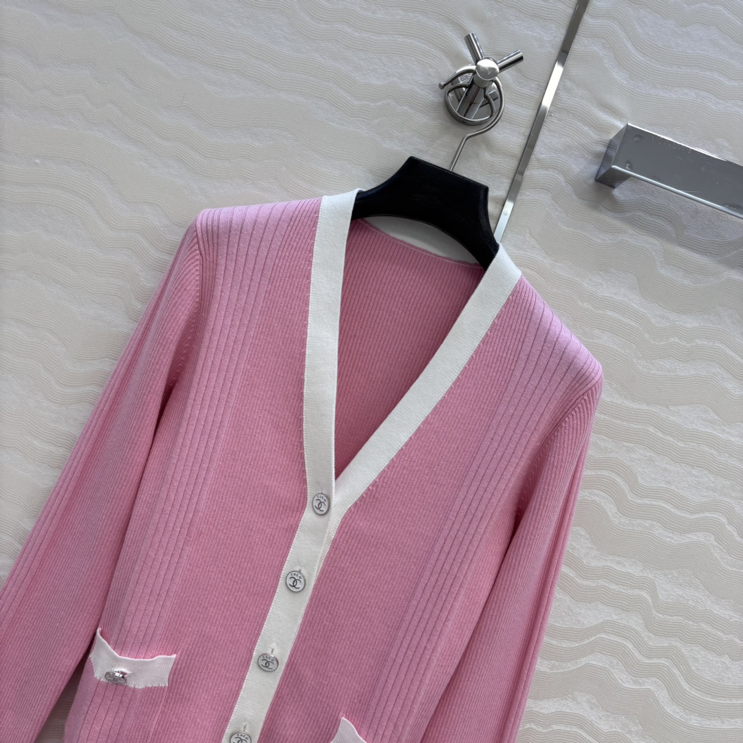 独家首发❤️高端原单品质，Coco沙滩春夏新品！撞色修身针织V领小开衫，空调房必备！撞色包边金属装饰设计