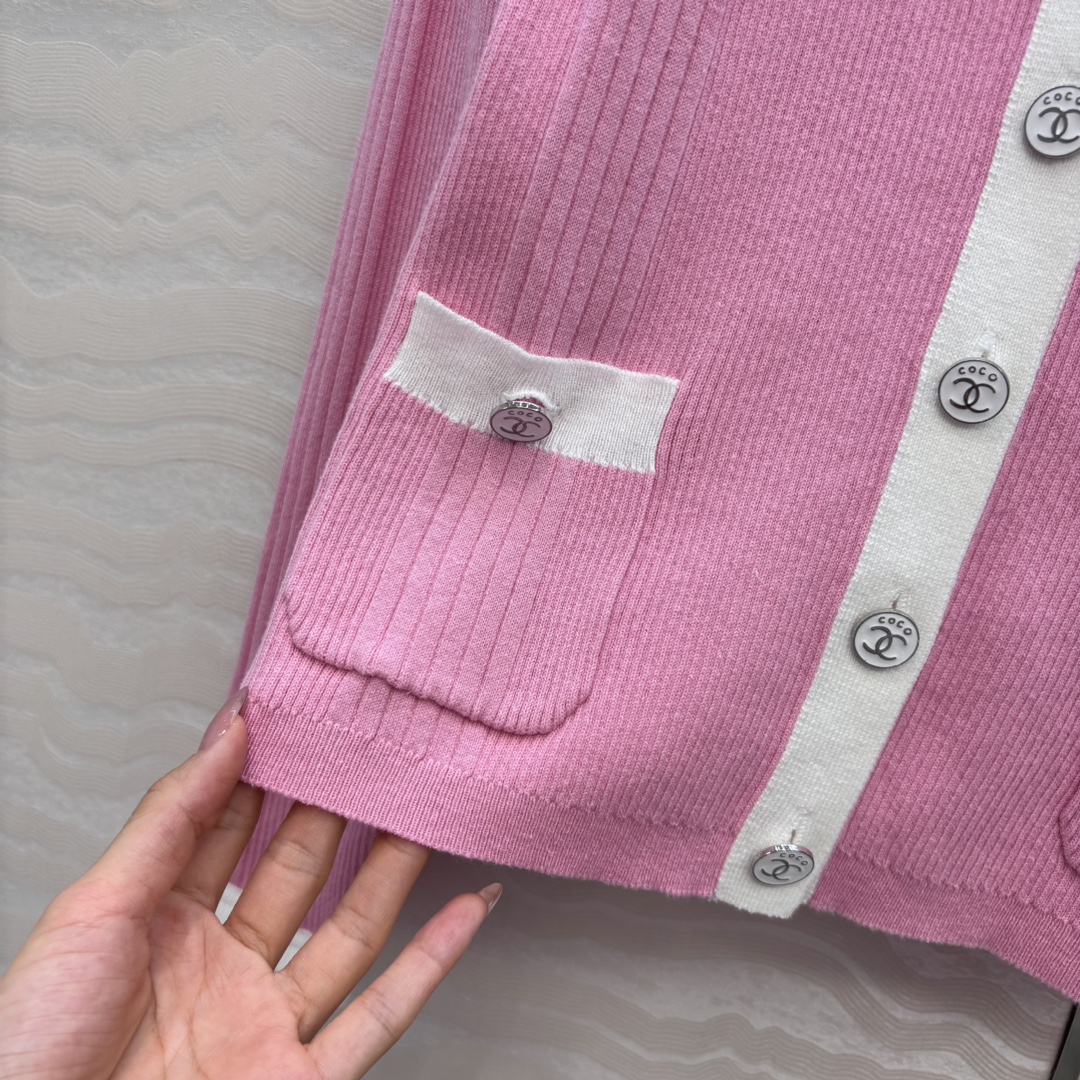 独家首发❤️高端原单品质，Coco沙滩春夏新品！撞色修身针织V领小开衫，空调房必备！撞色包边金属装饰设计