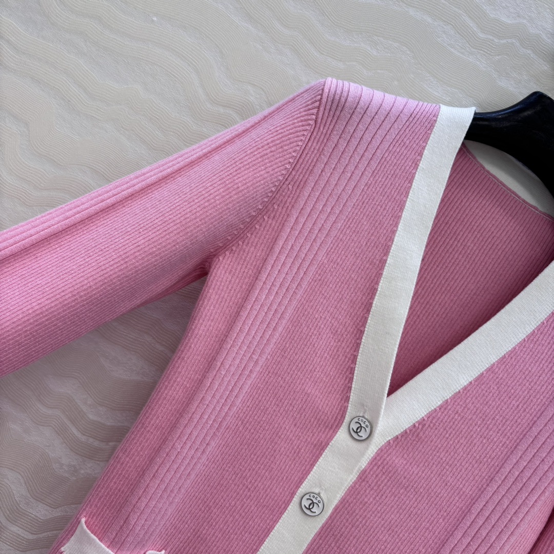 独家首发❤️高端原单品质，Coco沙滩春夏新品！撞色修身针织V领小开衫，空调房必备！撞色包边金属装饰设计