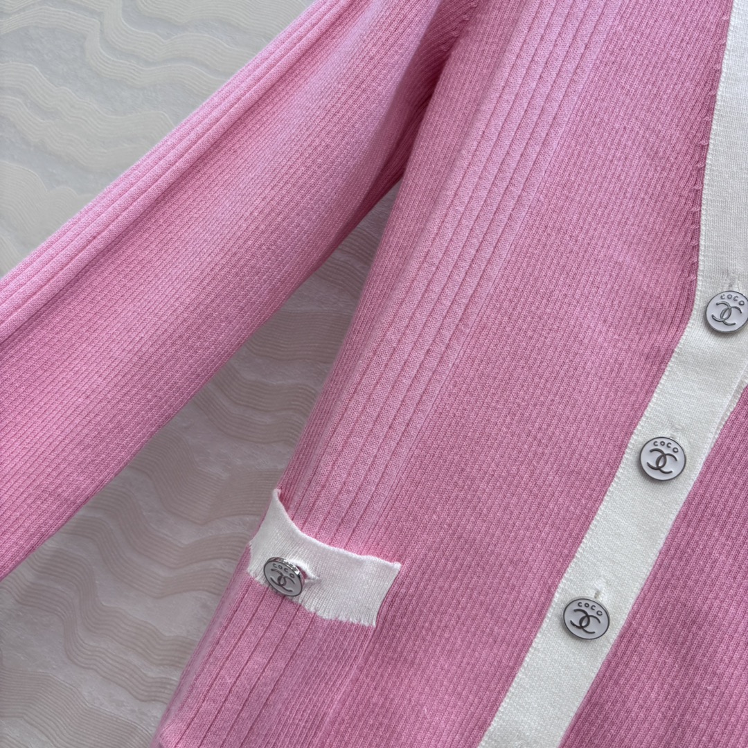 独家首发❤️高端原单品质，Coco沙滩春夏新品！撞色修身针织V领小开衫，空调房必备！撞色包边金属装饰设计