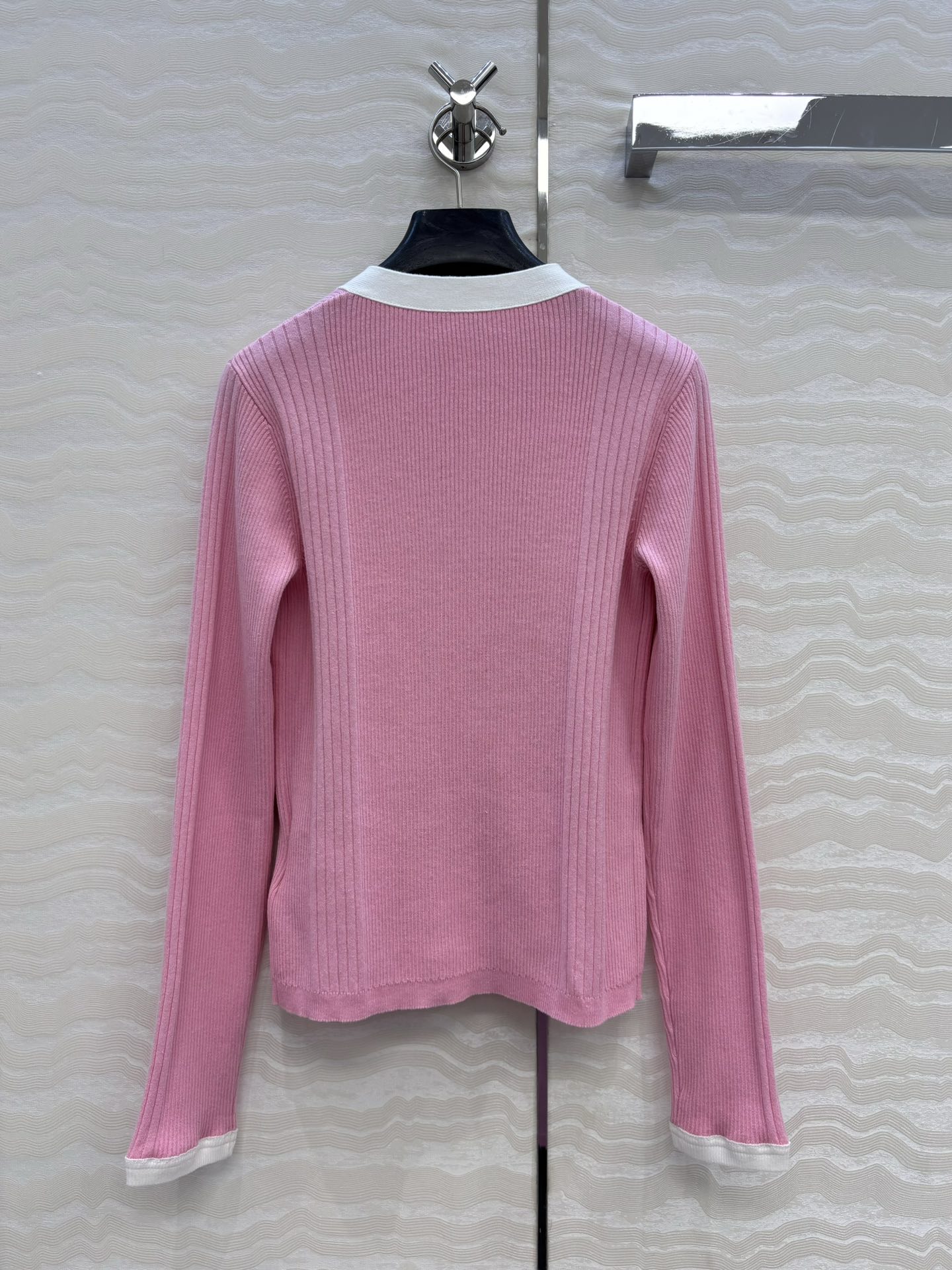 独家首发❤️高端原单品质，Coco沙滩春夏新品！撞色修身针织V领小开衫，空调房必备！撞色包边金属装饰设计